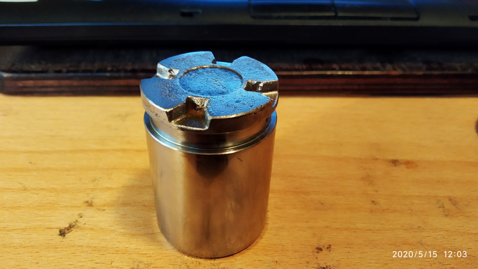 поршень после очистки, очищаю уксусной кислотой, в емкость кладу поршень, добавляю уксусной кислоты и немного, на глаз добавляю воды, кипятка, чтоб реакция пошла быстрей. Этот поршень полежал в кислоте пару часов. Потом вынимаю и промываю в растворе соды, чтоб погасить кислоту. Потом промываю водой, смачиваю керосином, и насадкой на шурик, щеткой отдираю оставшуюся ржавчину. Результат на фото. — SsangYong Kyron