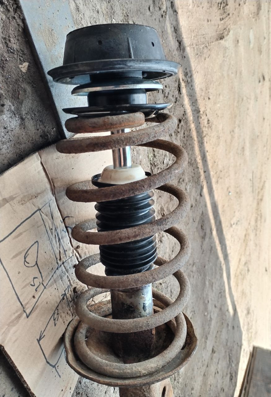 Опоры передних стоек амортизатора — Volkswagen Passat B3, 1,8 л, 1990 ...