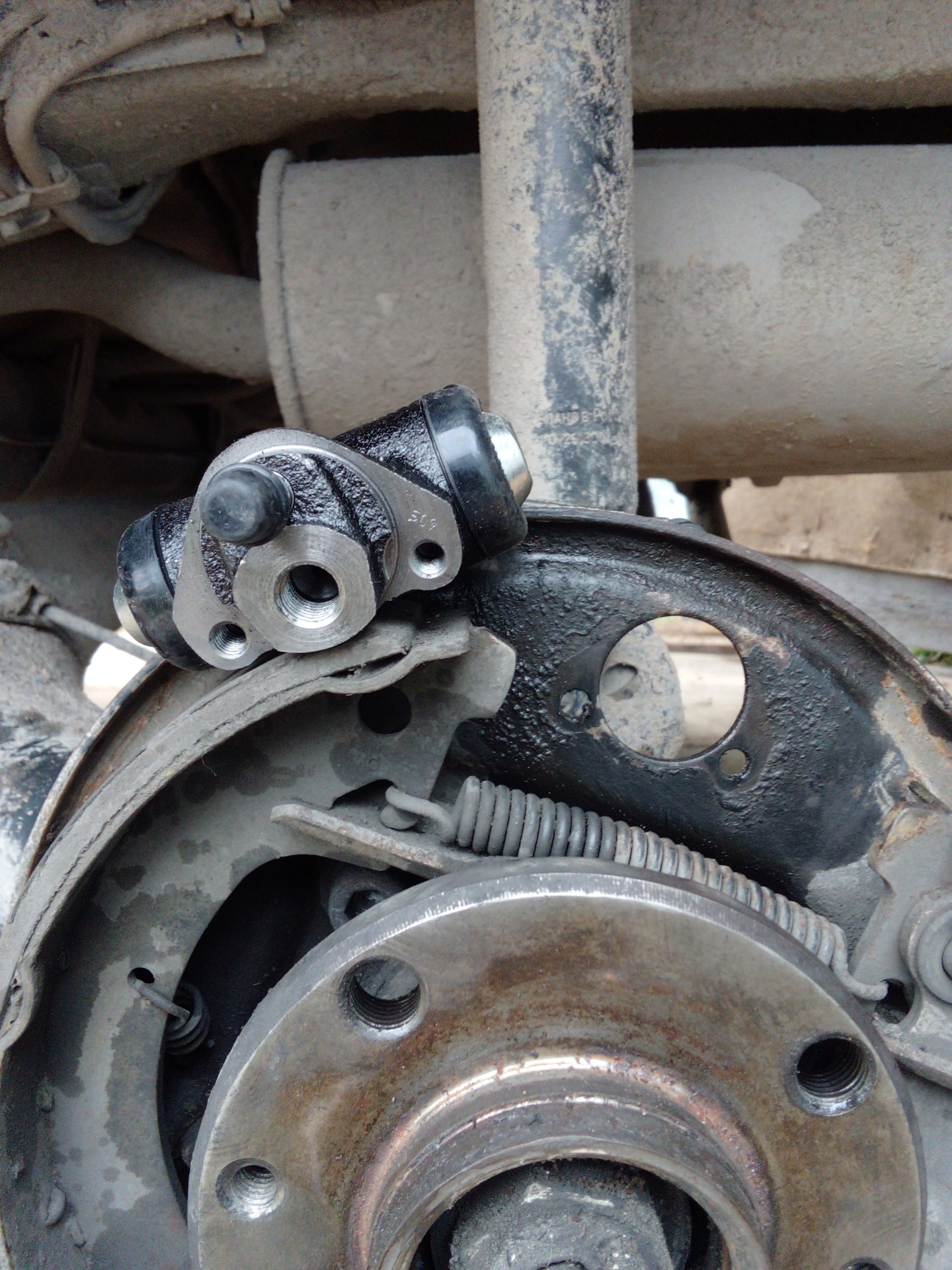 Доработка задних тормозов ваз 2110. Почему клинят тормоза на ваз. Как проверить суппорта приора. Задние тормоза ваз 2112 в сборе. Главный тормозной цилиндр ваз 2106.