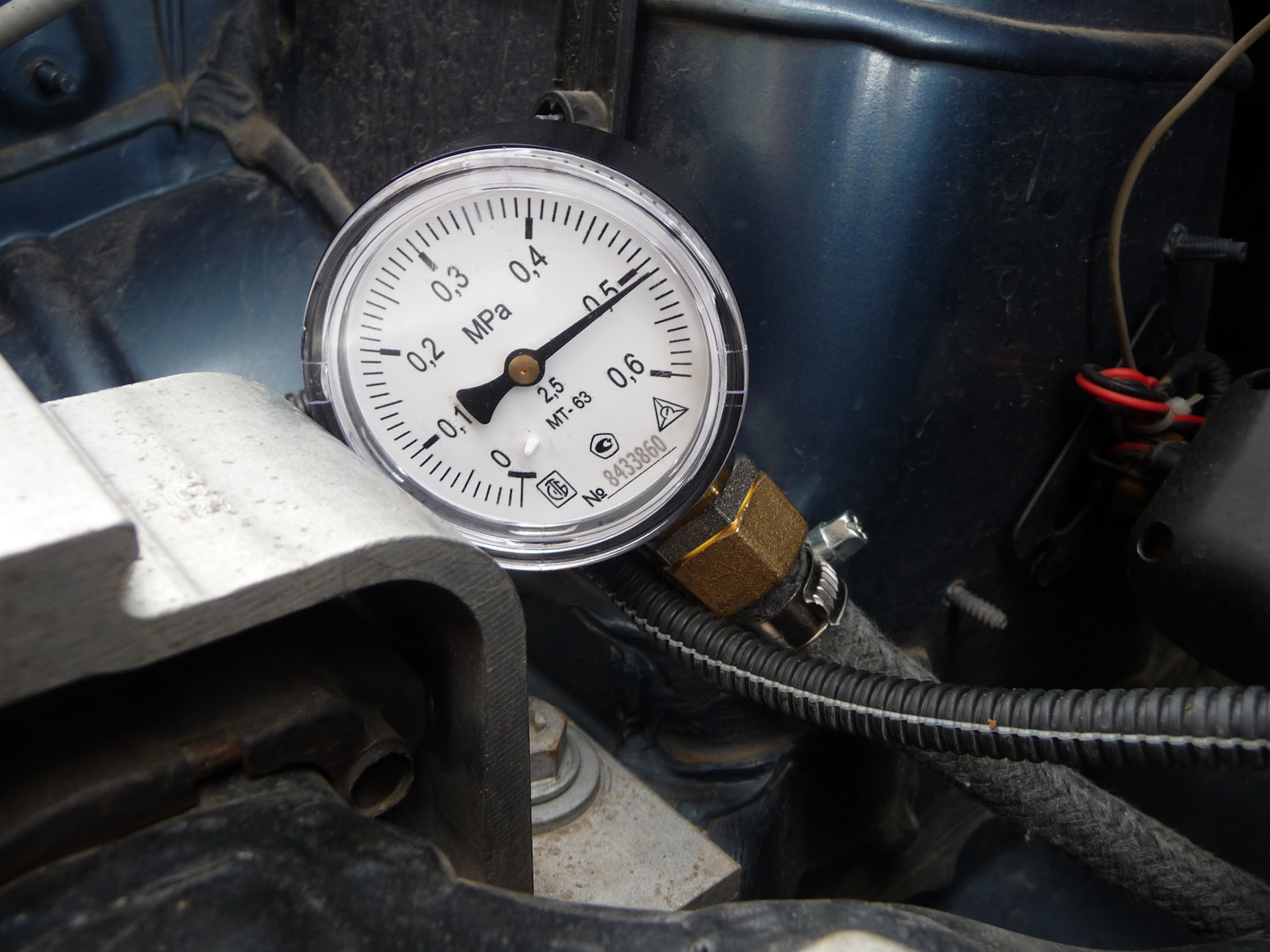 Измерить давление топлива рено логан