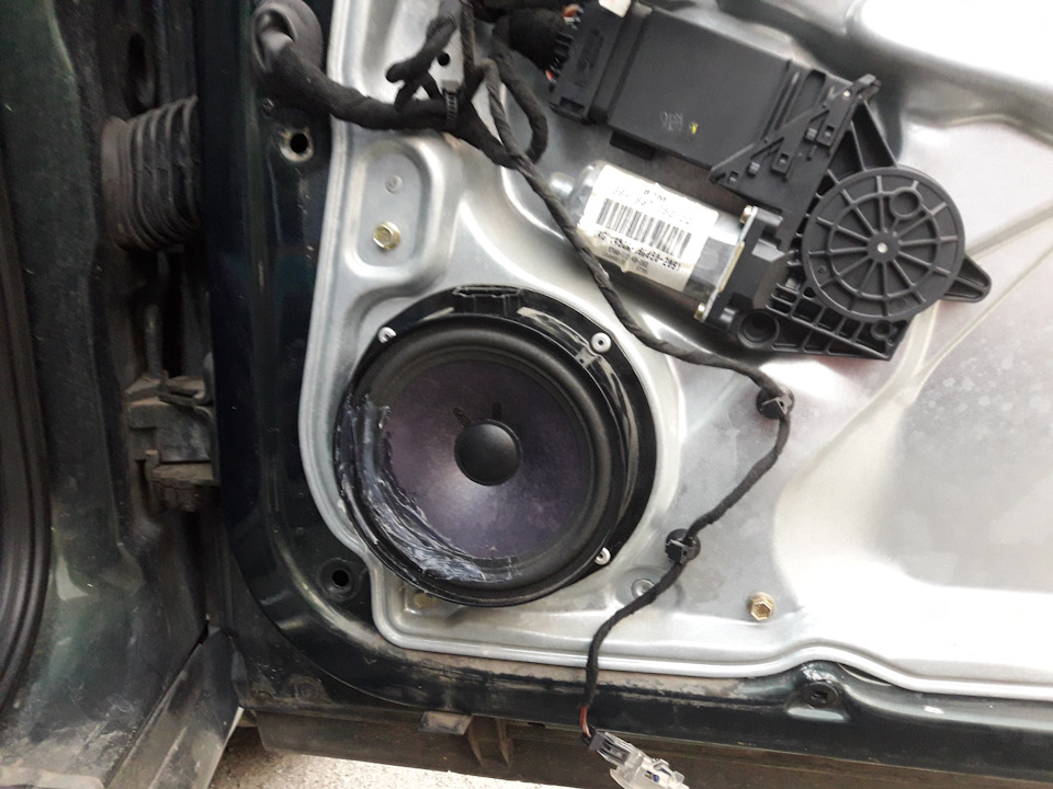 Старый динамик, просиликонен — Volkswagen Passat Variant (B5)