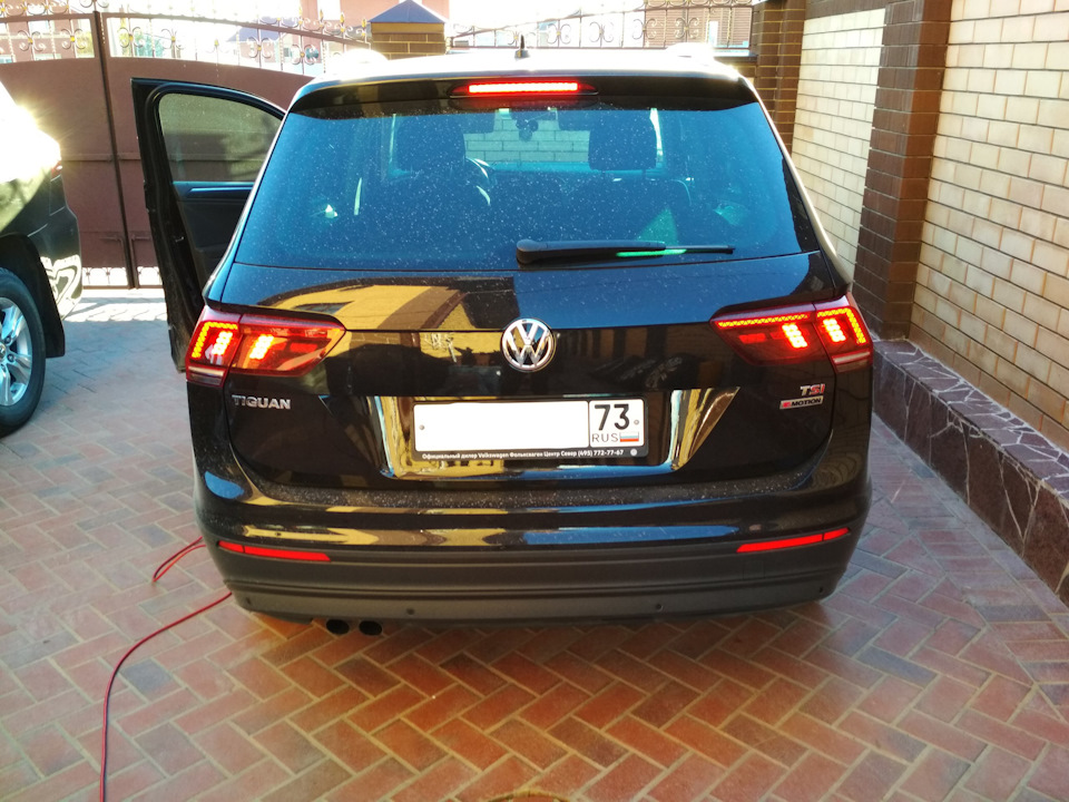 Еще не все доделал, слева на крышке не горит) — Volkswagen Tiguan (2G)