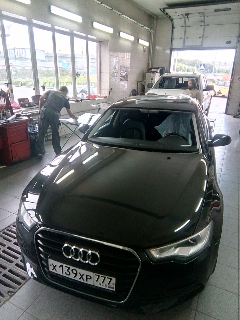 Замена лобового стекла — Audi A6 (C7), 2 л, 2012 года | визит на сервис ...