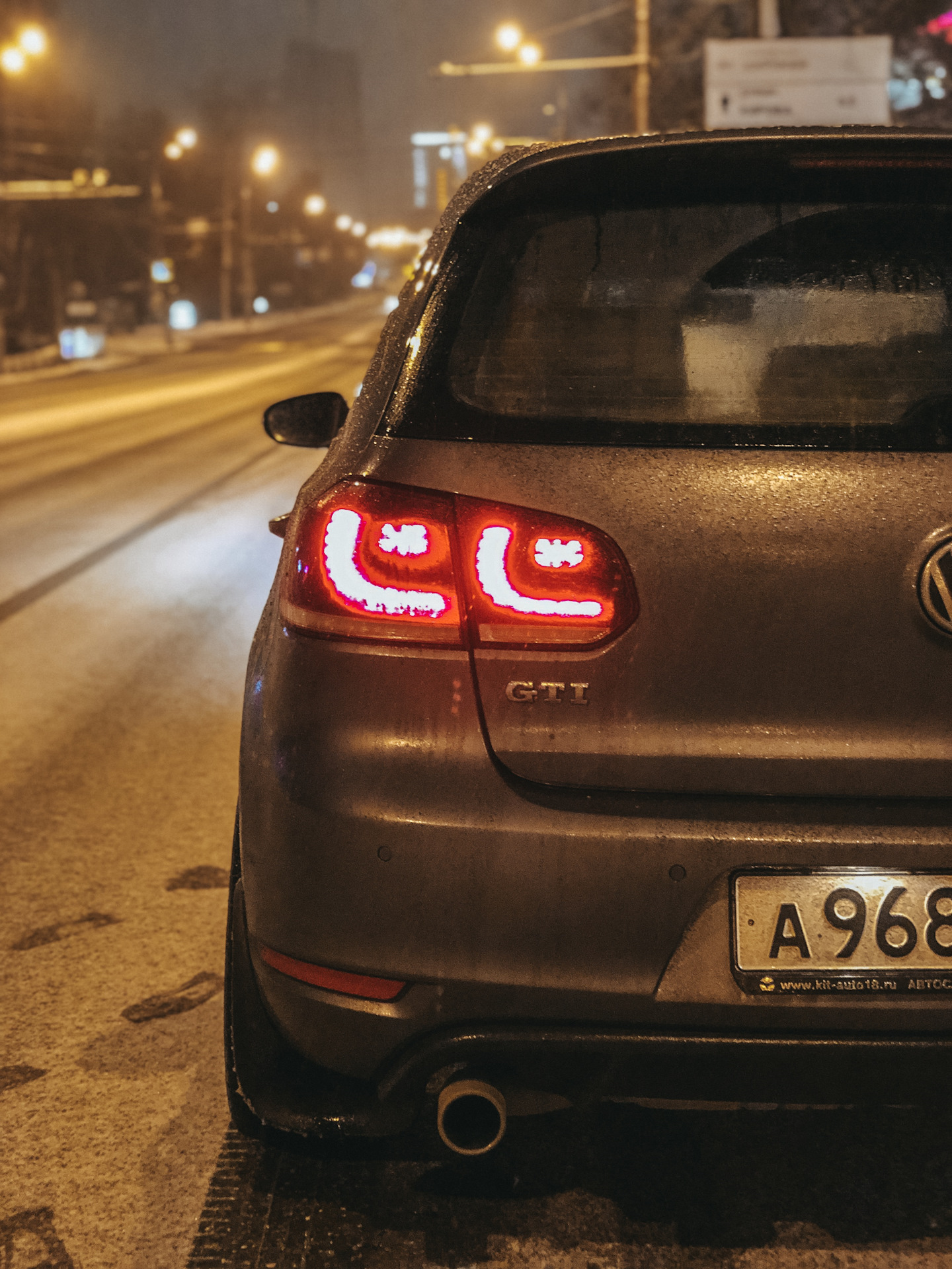 Volkswagen Golf 5 GTI ночью