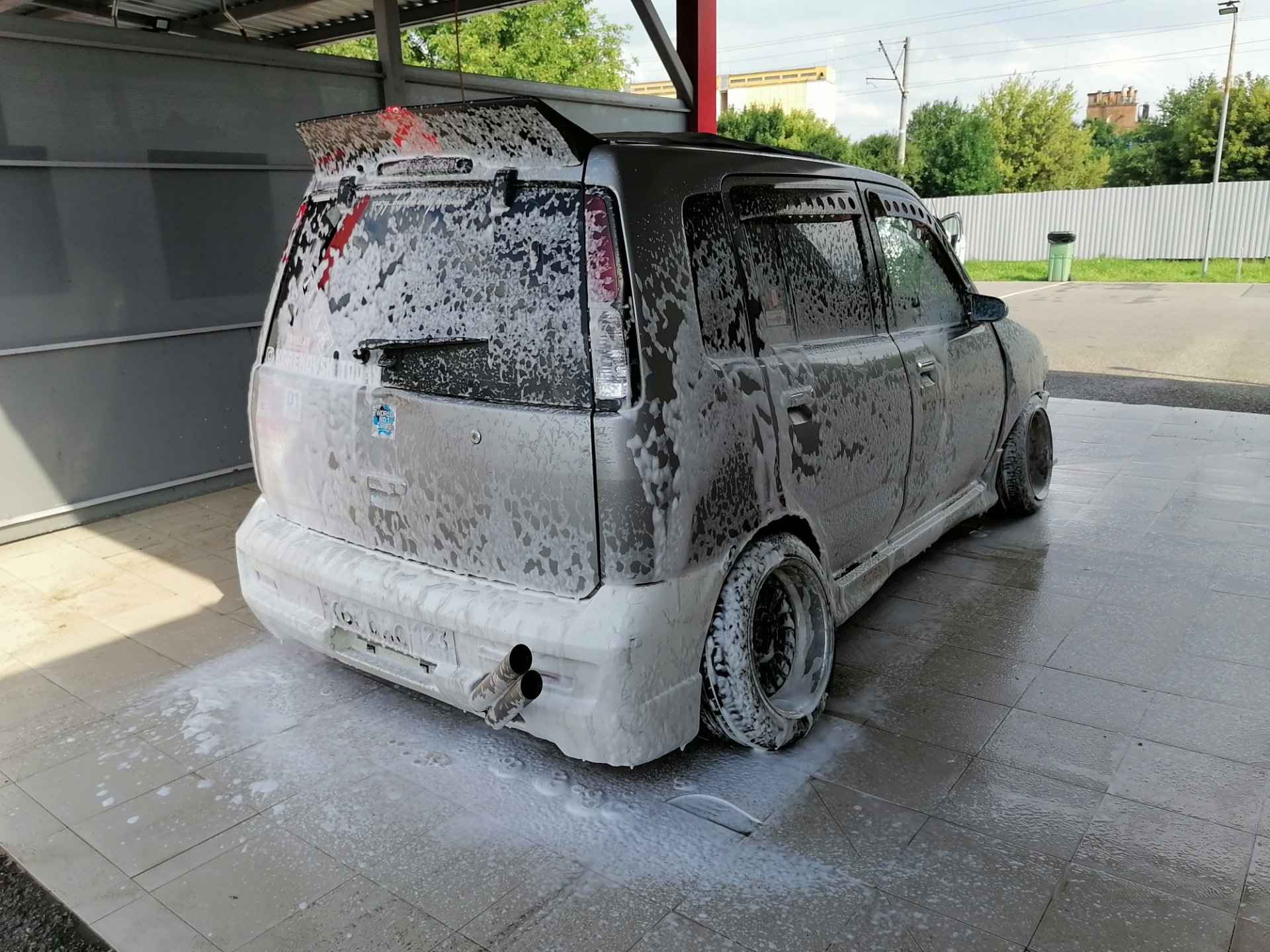 Открой задний. Задняя часть Nissan Cube. Заднее стекло Ниссан куб. Ниссан куб прицеп. Рихтовка Ниссан куб.