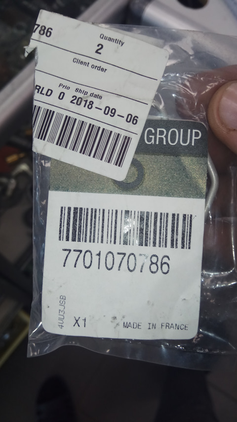 7701070786 Фиксатор патрубка воздушного фильтра (мет). RENAULT ...