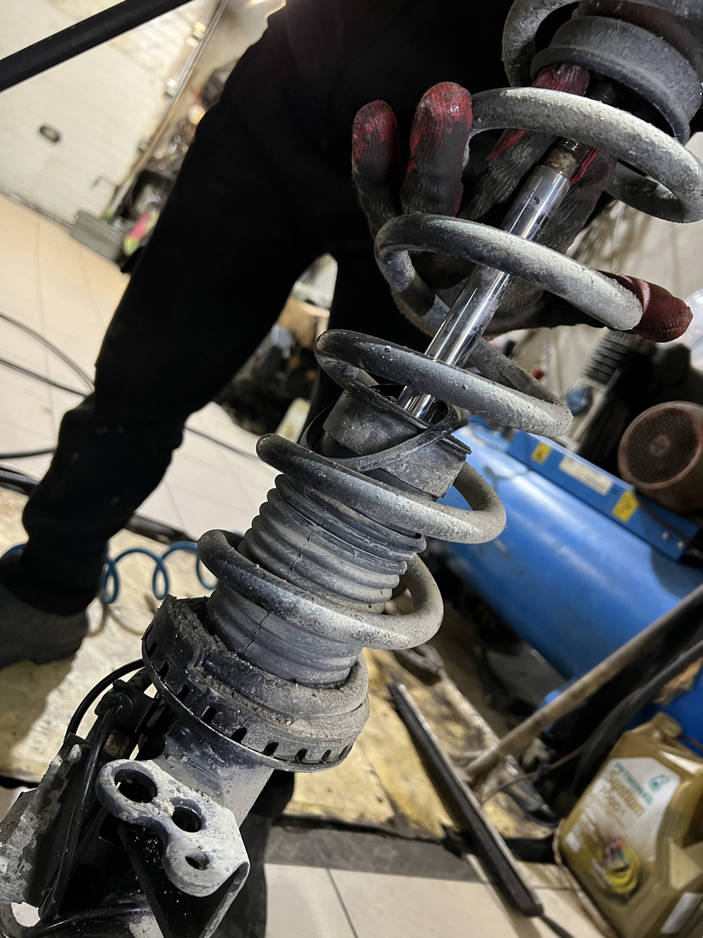 Замена пыльника правой передней стойки — BMW 7 series (F01/02), 4,4 л ...