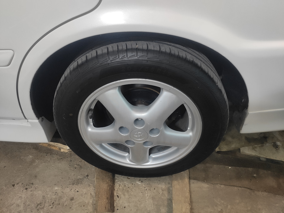 Расход материала не большой, чернит хорошо, пыль сильно не притянула, спустя пару дней эффект не пропал — Toyota Chaser (100)