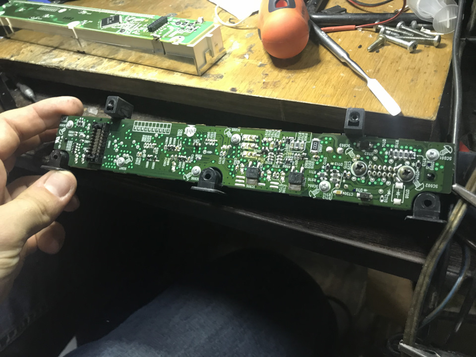 Первая часть платы, за которой находится сам дисплейный модуль — Mazda CX-7