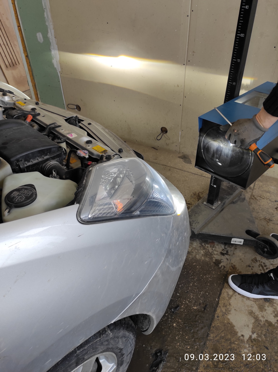 11 Фары конечно сняты с такого же приуса, но все же Артем сказал, надо проверить, и при необходимости подстроить. Кстати необходимость была, небольшая подстройка была произведена. — Toyota Prius (20)