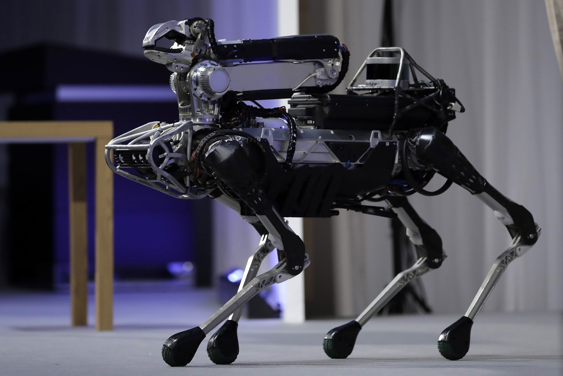 Самая главная задача при создании шагающих роботов. Робот Бостон Динамикс. Робот собака Бостон Динамикс. Шагающий робот Бостон Динамикс. Робот тележка Бостон Динамикс.