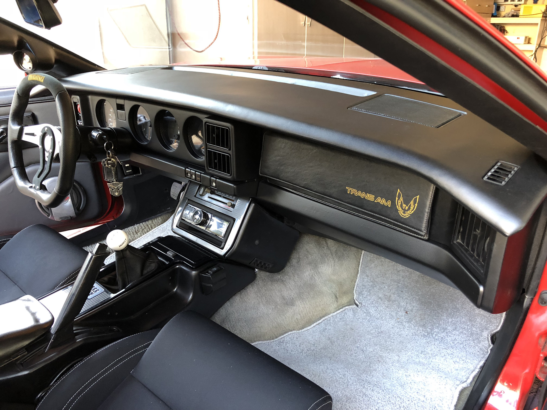 Универсальные торпеды. Pontiac Firebird 3. Pontiac Firebird 1986 Interior. Торпедо aw11. Торпеда автомобиля трекер 2.