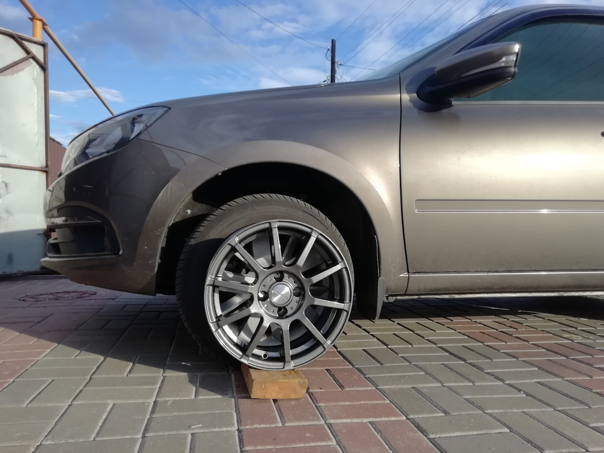 диск я15 — Lada Гранта Лифтбек (2G), 1,6 л, 2022 года | колёсные диски ...
