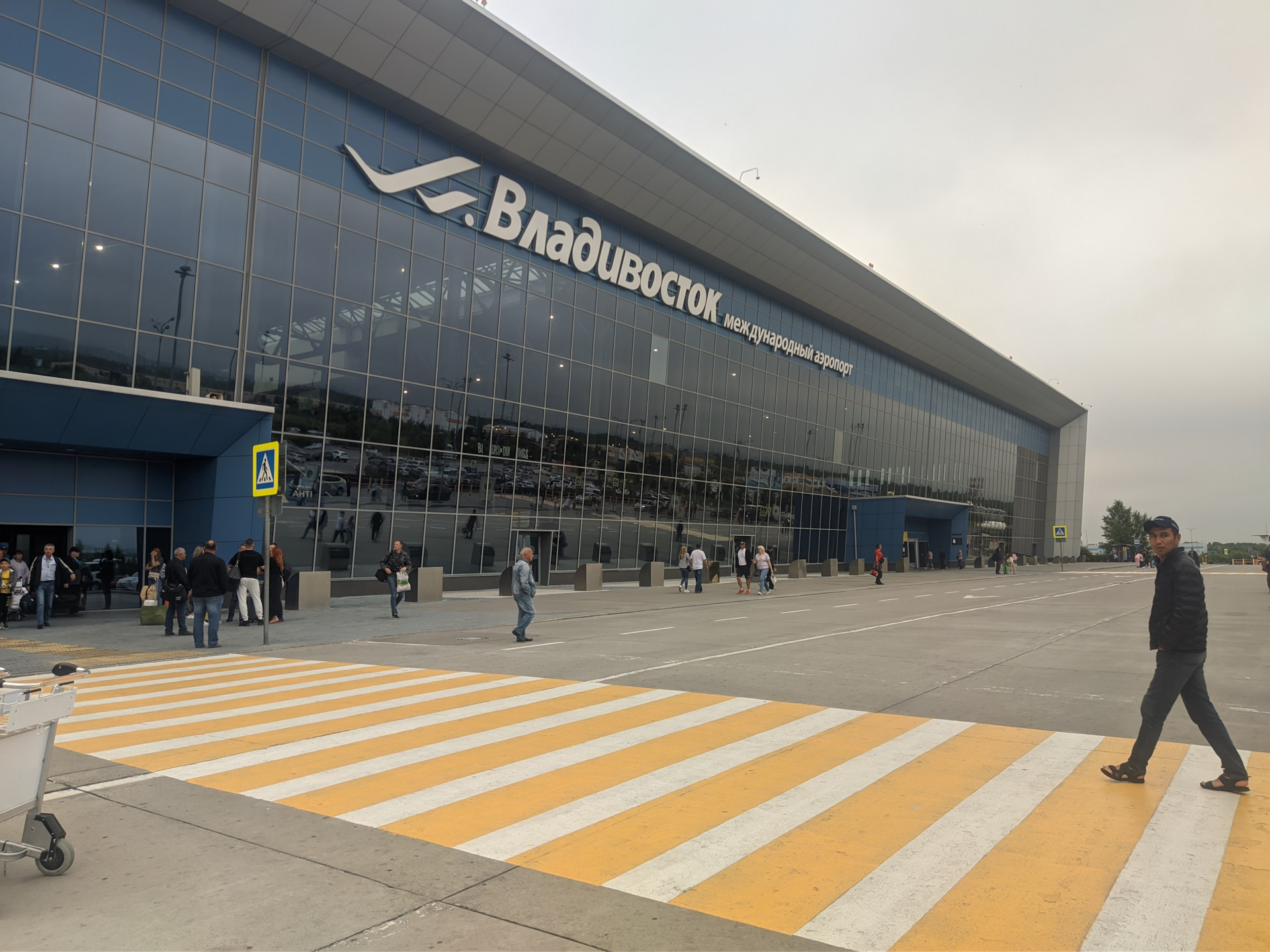 Время кневичи. Аэропорт Кневичи Владивосток. Кневичи. Аэропорт пику. Toyota Airport small Tow.