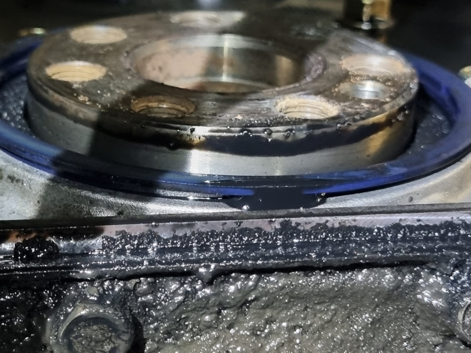 Выдавливает сальник коленвала — Mitsubishi Pajero (2G), 2,8 л, 1996 ...