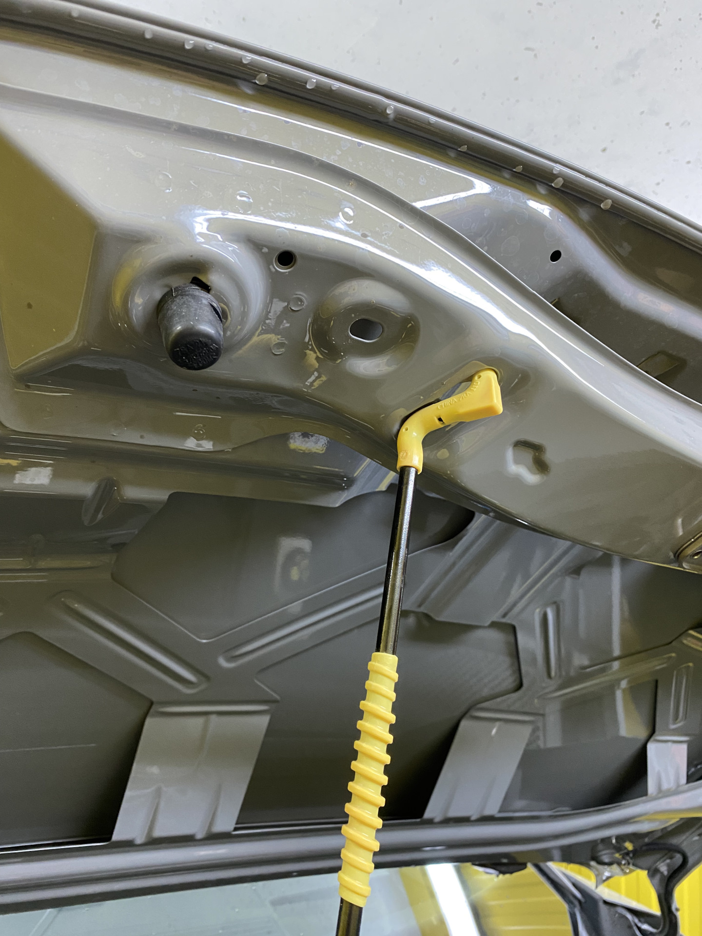 Установка газового упора — Volkswagen ID.4 Crozz, 2022 года | своими ...