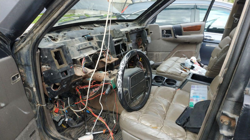 Джип Гранд Чероки. Снятие и установка облицовок приборной доски. Jeep Grand Cher