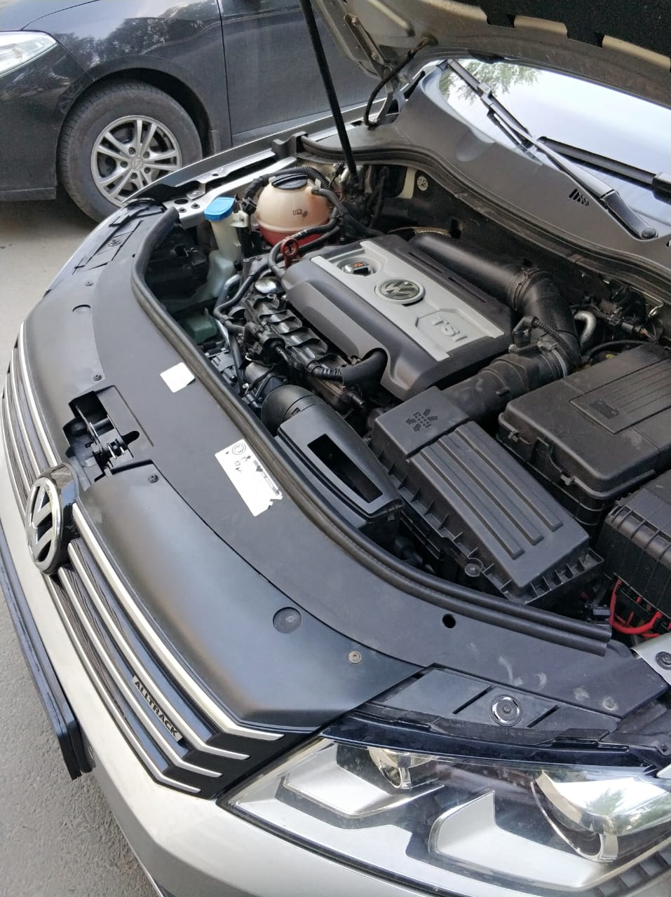 Как снять passat alltrack b8 аккумулятор