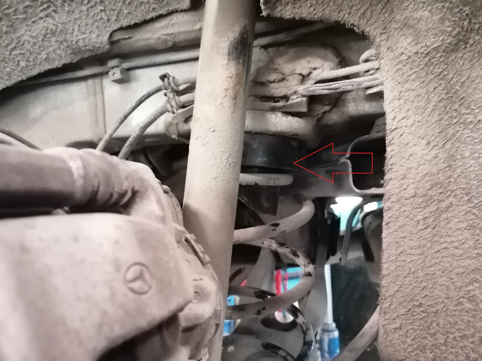 18. Tył: wprasuj/załóż wydłużone szpilki z zestawu; kontroluj pion i osadzenie łbów. — Mercedes B-Class W246/T246