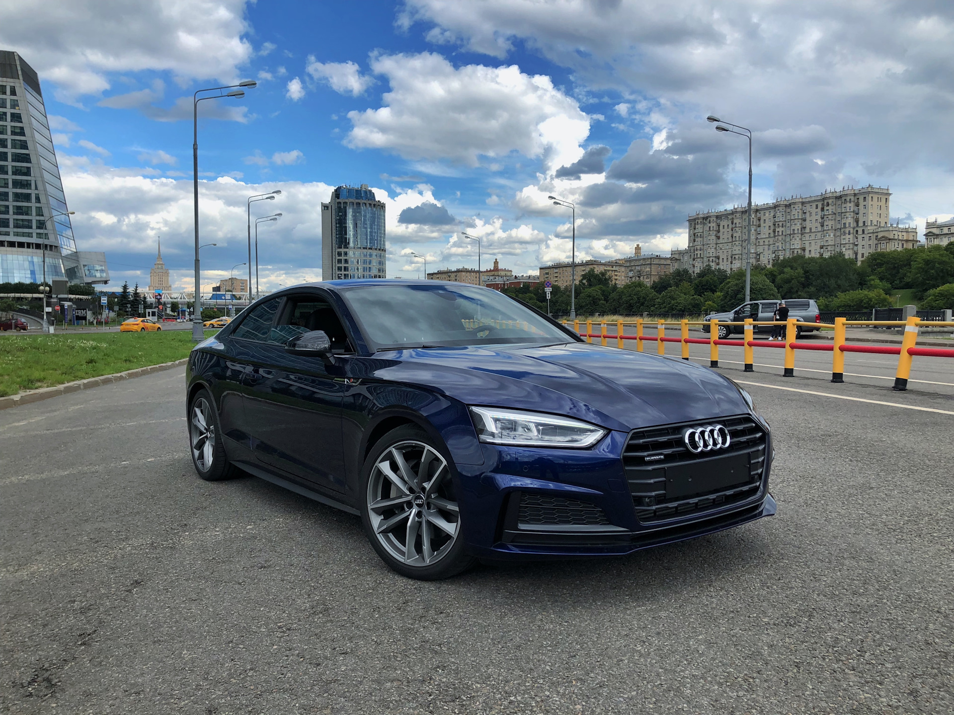 Темно синяя Audi a5 диски