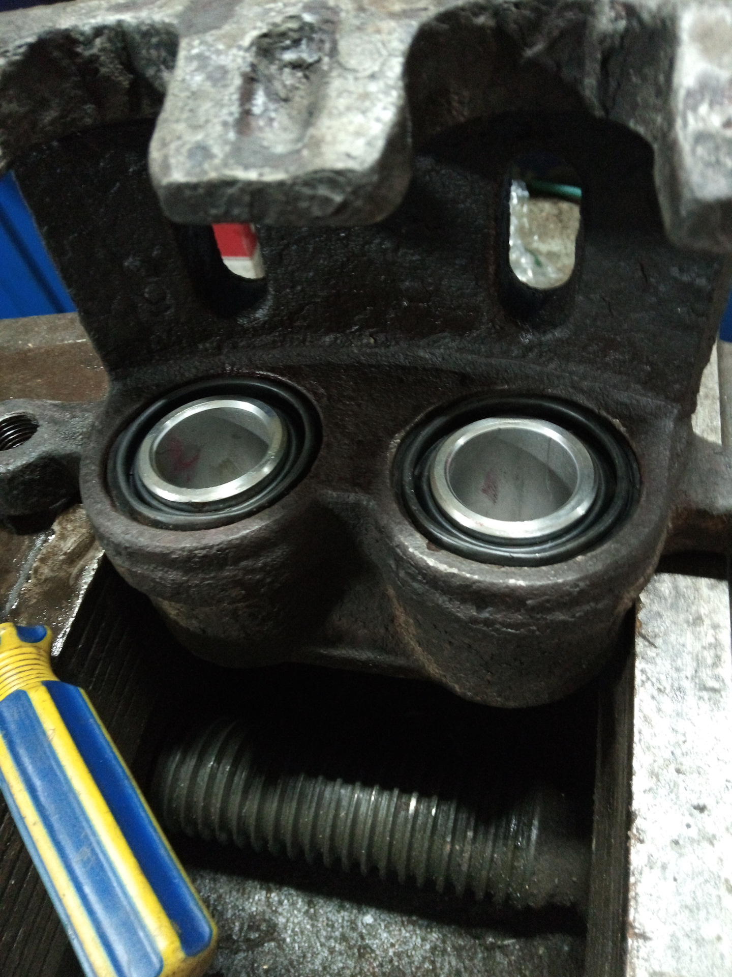 Mr370775 mitsubishi. Ремонт суппорта митсубиси аутлендер хл. Ремонт суппортов аутлендер. Переборка задних суппортов аутлендер xl. Ремонт суппортов аутлендер.