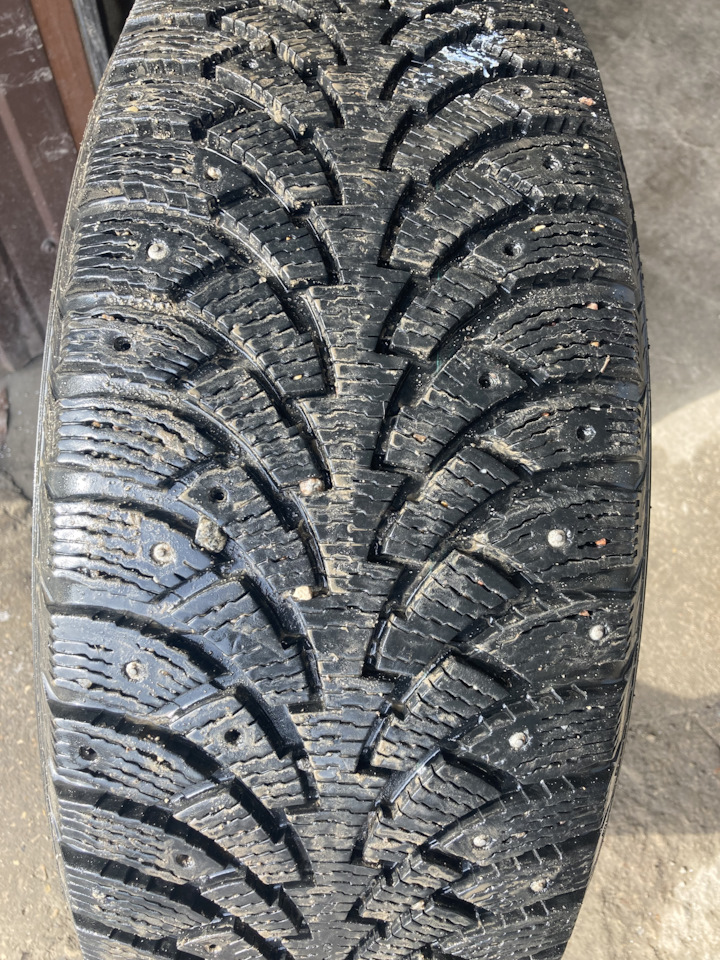 Шины зимние шипованные Nokian 235/55 R17 на Audi Q3 (1G), Volvo XC70 ...
