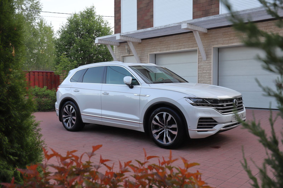 Volkswagen Touareg 2019 в лесу