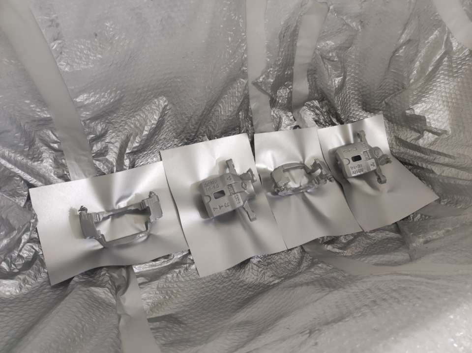 Погода уже не позволяла красить на улице, пришлось в помещении — Nissan Gloria (10G)