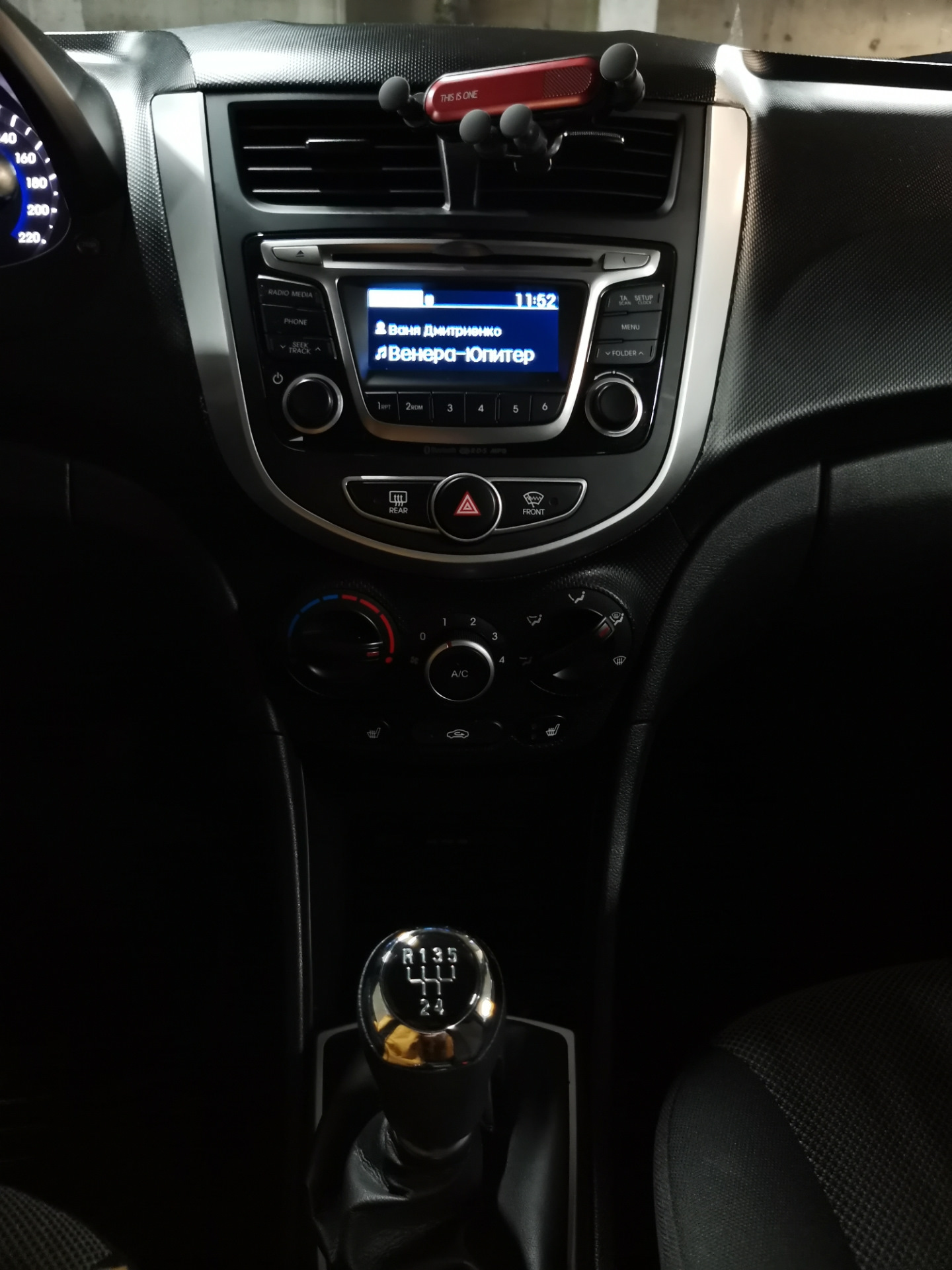 Bluetooth solaris. Магнитола с блютузом Хендай Солярис 2018. Установка магнитолы с блютузом Солярис. Хендай Солярис хэтчбек установка магнитолы. Панель с блютузом и видео для Хендай Солярис 2014 года
