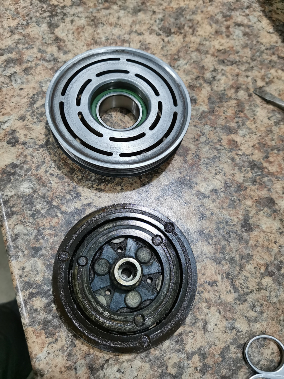 Шкив вычистил, красиво. Фланец после этого фото изнутри так же блестит — Volkswagen Passat B5