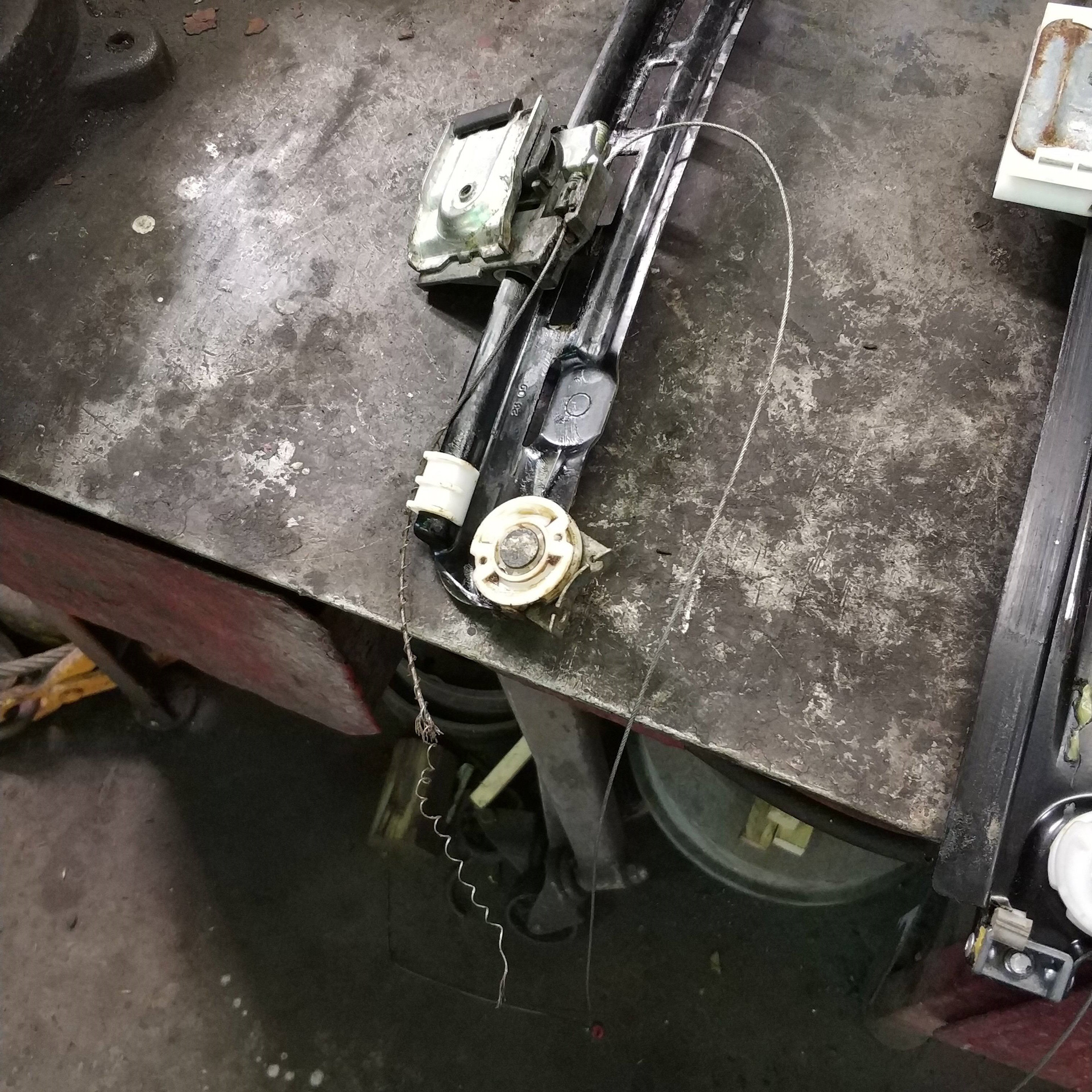 Стеклоподъёмник водителя. Впрочем ничего необычного. =) — Audi A5 (1G ...