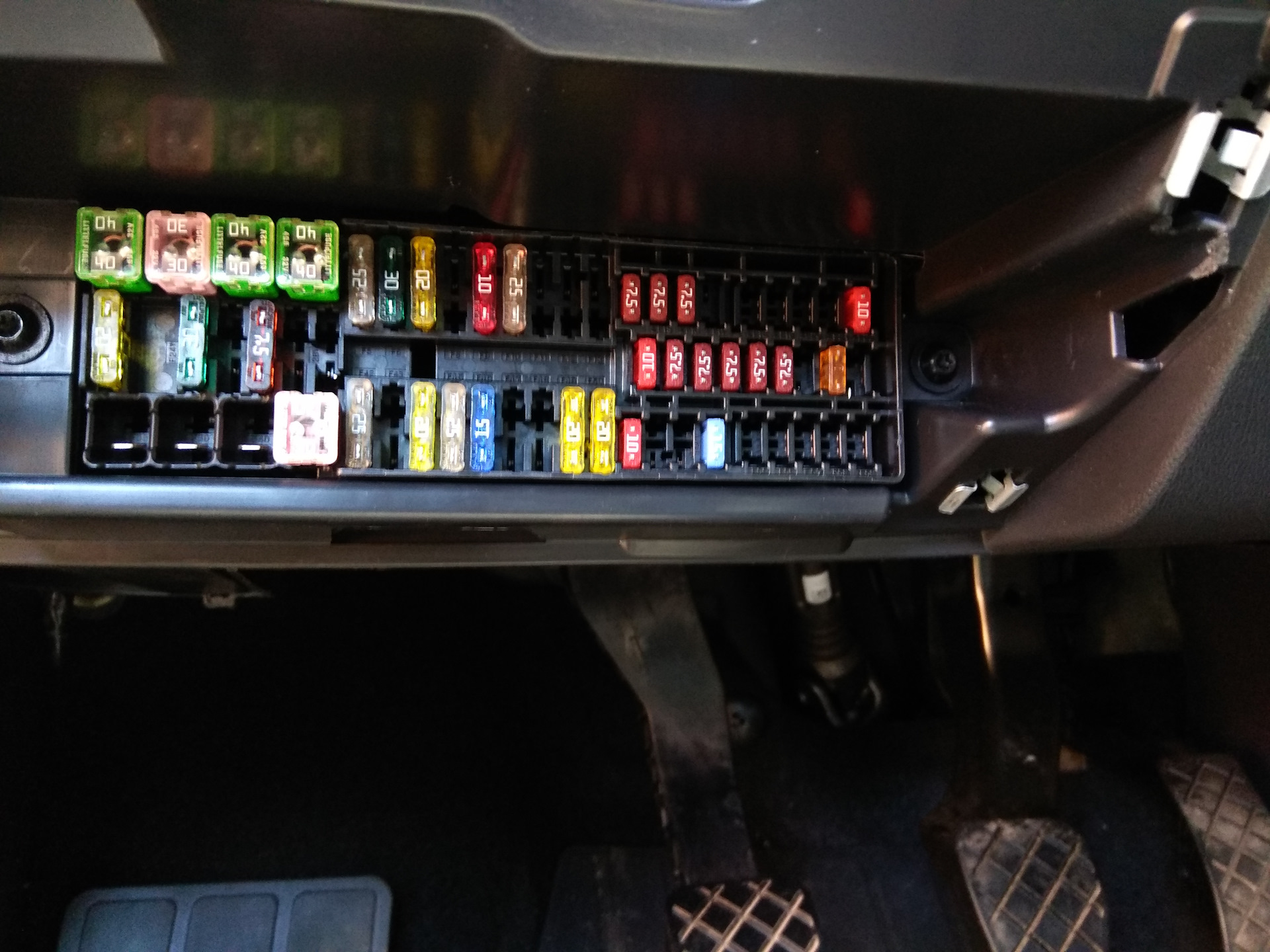 Блок предохранителей шкода рапид 2020. Блок предохранителей skoda rapid 2017 года. Предохранители skoda rapid 2021. Блок предохранителей skoda rapid 2015. Предохранитель прикуривателя шкода рапид 2017.