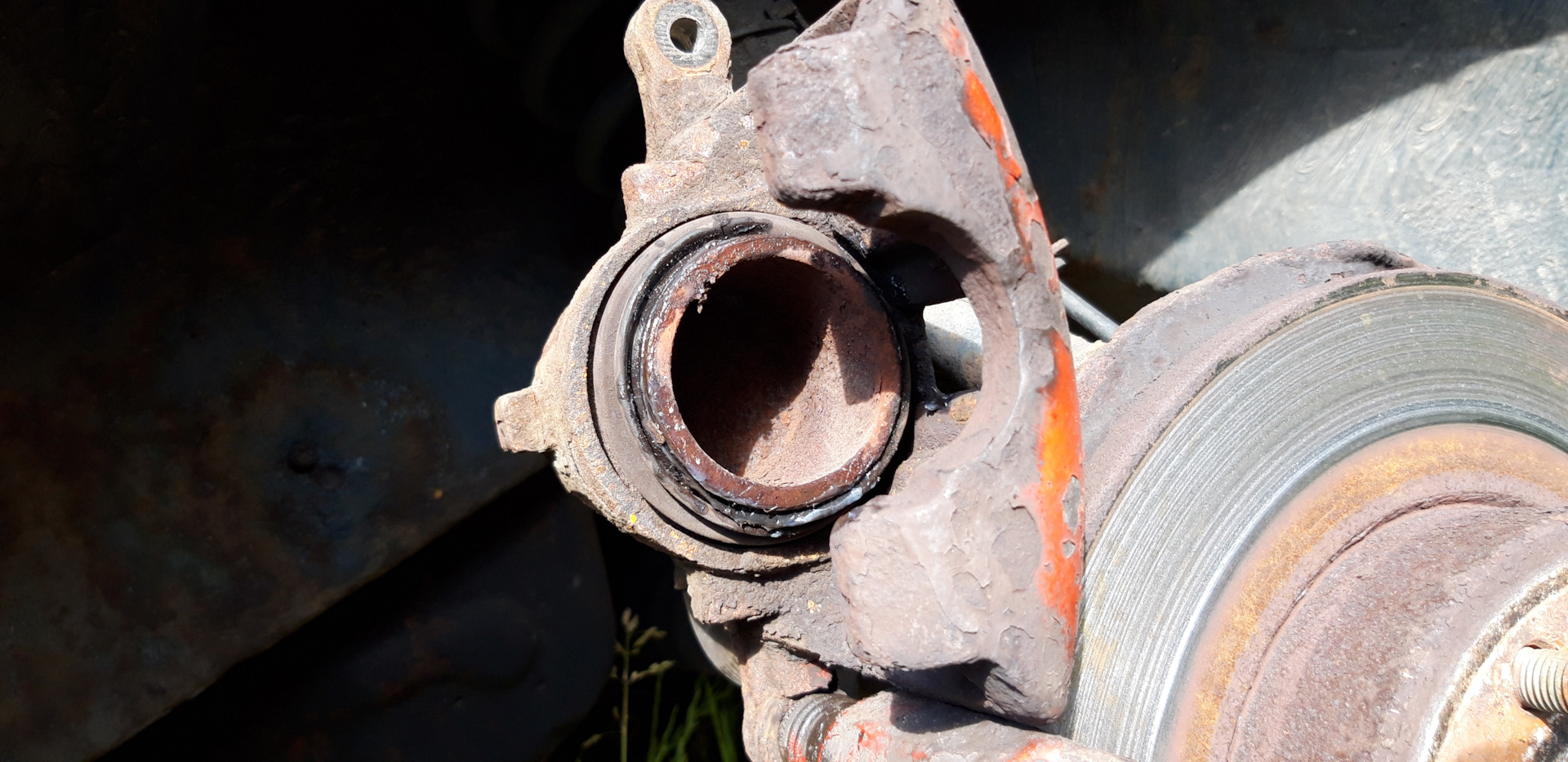 Обслуживание передних тормозов — Rover 45, 1,8 л, 2002 года ...