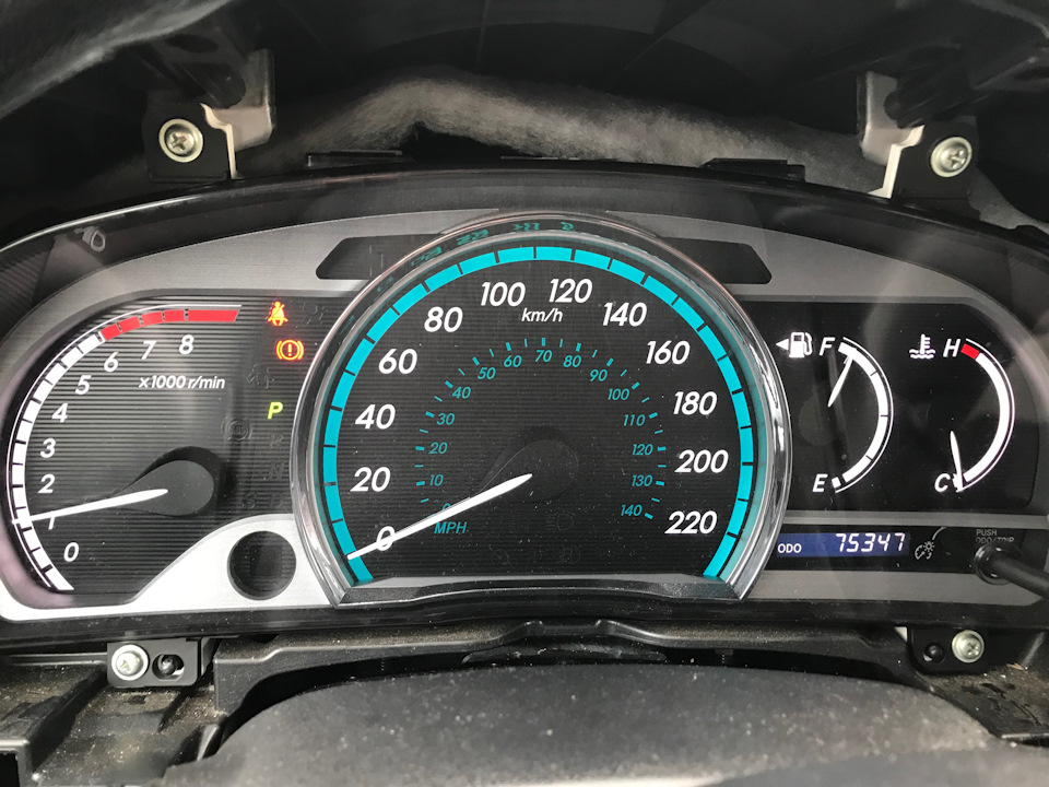 120 миль в км. Мили в километры Odometer. 220км в милях. Suzuki Liana 4x4 2002 год с электронной шкалой одометра. Toyota Venza приборная панель в километрах.