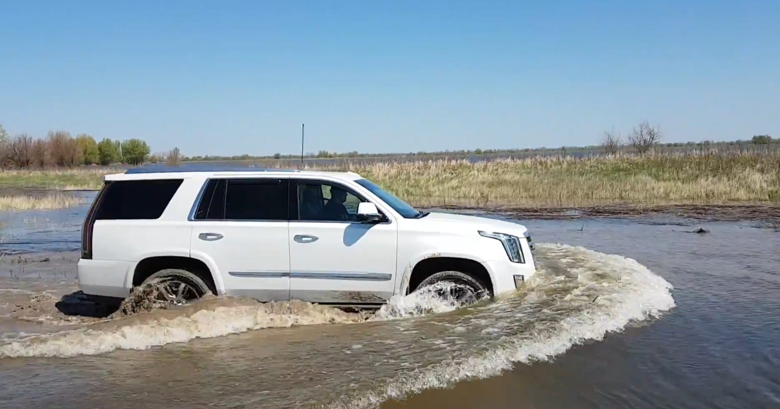 Cadillac Escalade vs Toyota Land Cruiser 200