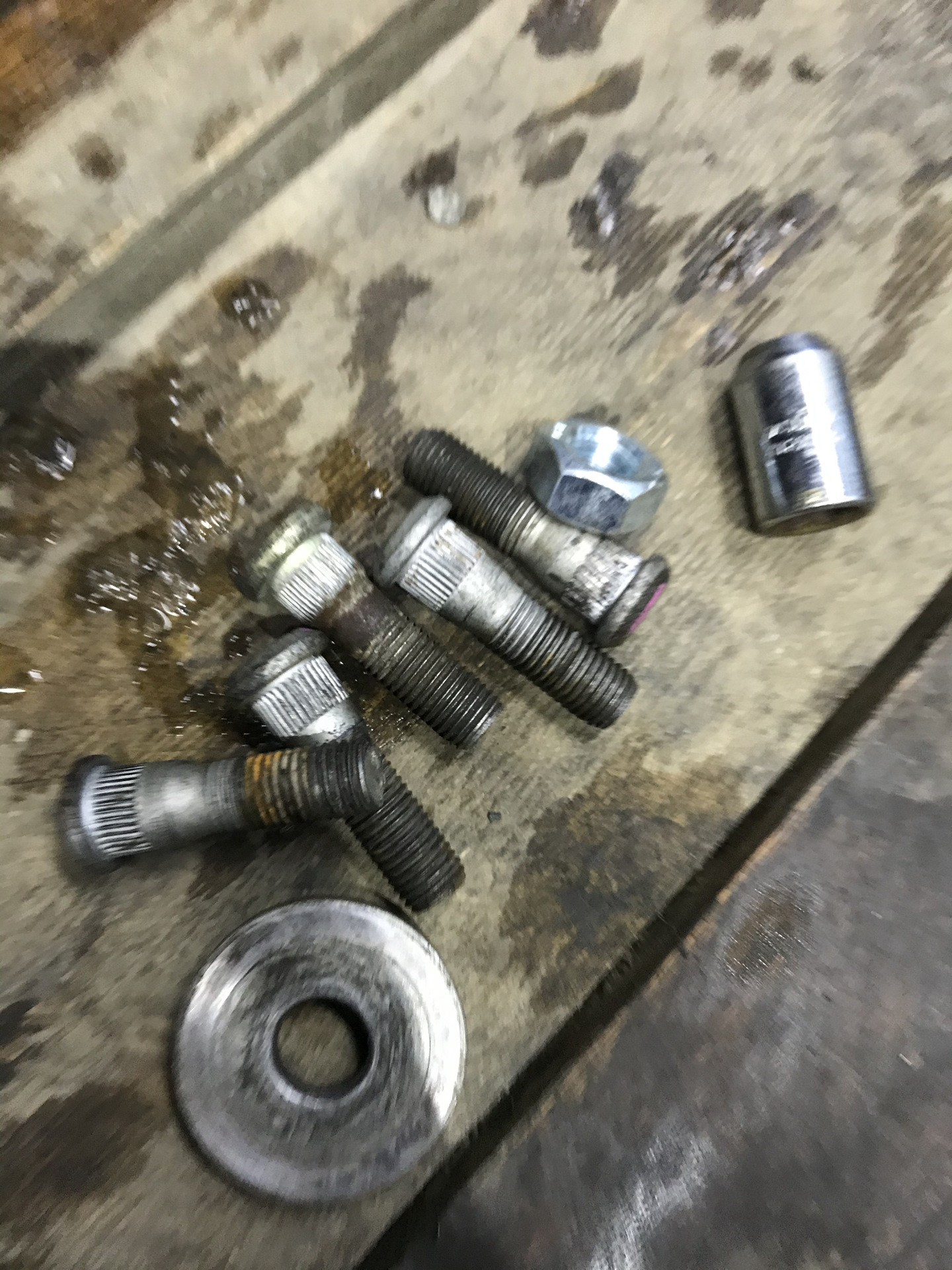 Замена шпилек на ступице — Toyota Crown (S170), 3 л, 2000 года | своими ...