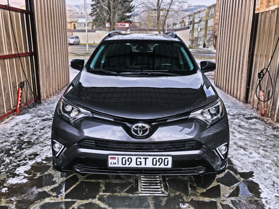 Автозапчасти - лобово стекло rav4