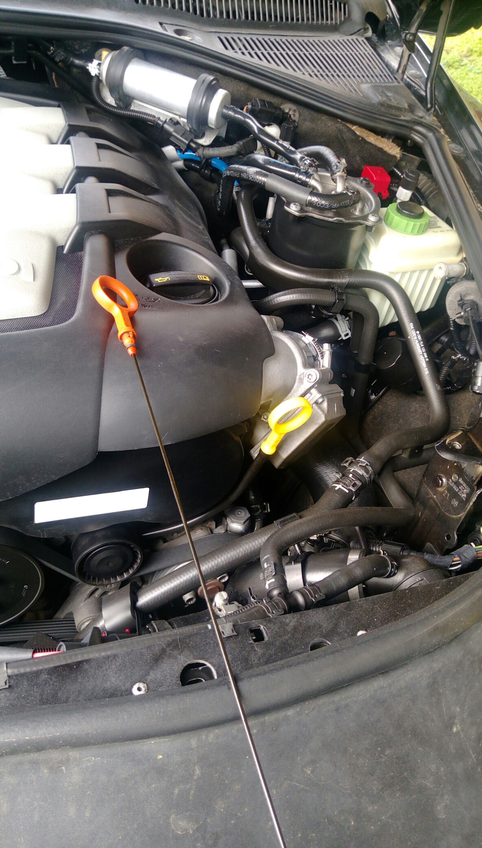 масляный щуп туарег 3. масляный щуп фольксваген туарег 2. щуп туарег. масляный щуп на туарег 2 5 дизель 2004. щуп масляный фольксваген туарег.