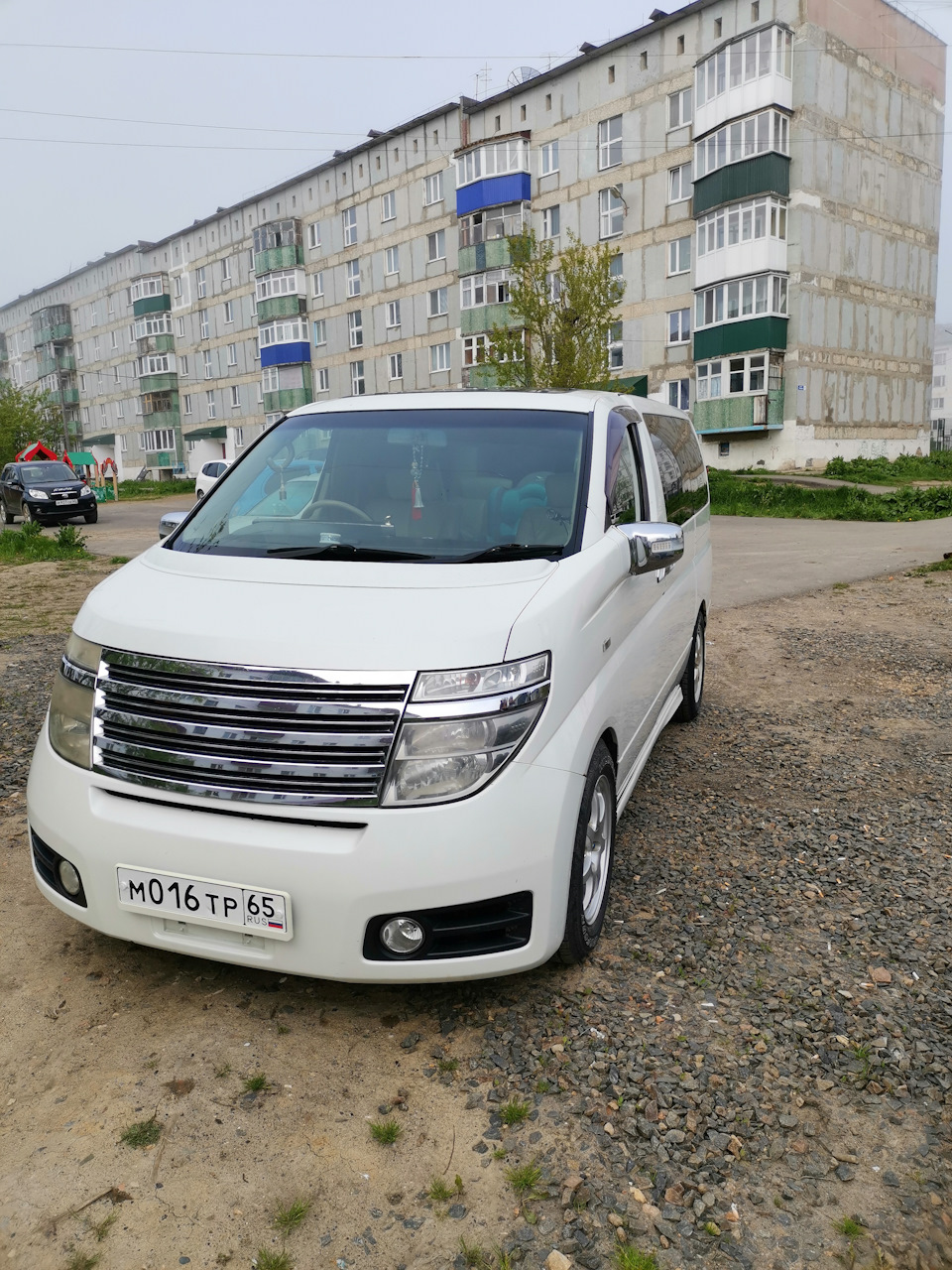 Авто южно сахалинск. Ниссан Эльгранд 2015. Nissan Elgrand 2019. Левый руль.. Nissan Elgrand e51 Slip. Сплиттер Nissan Elgrand e51.