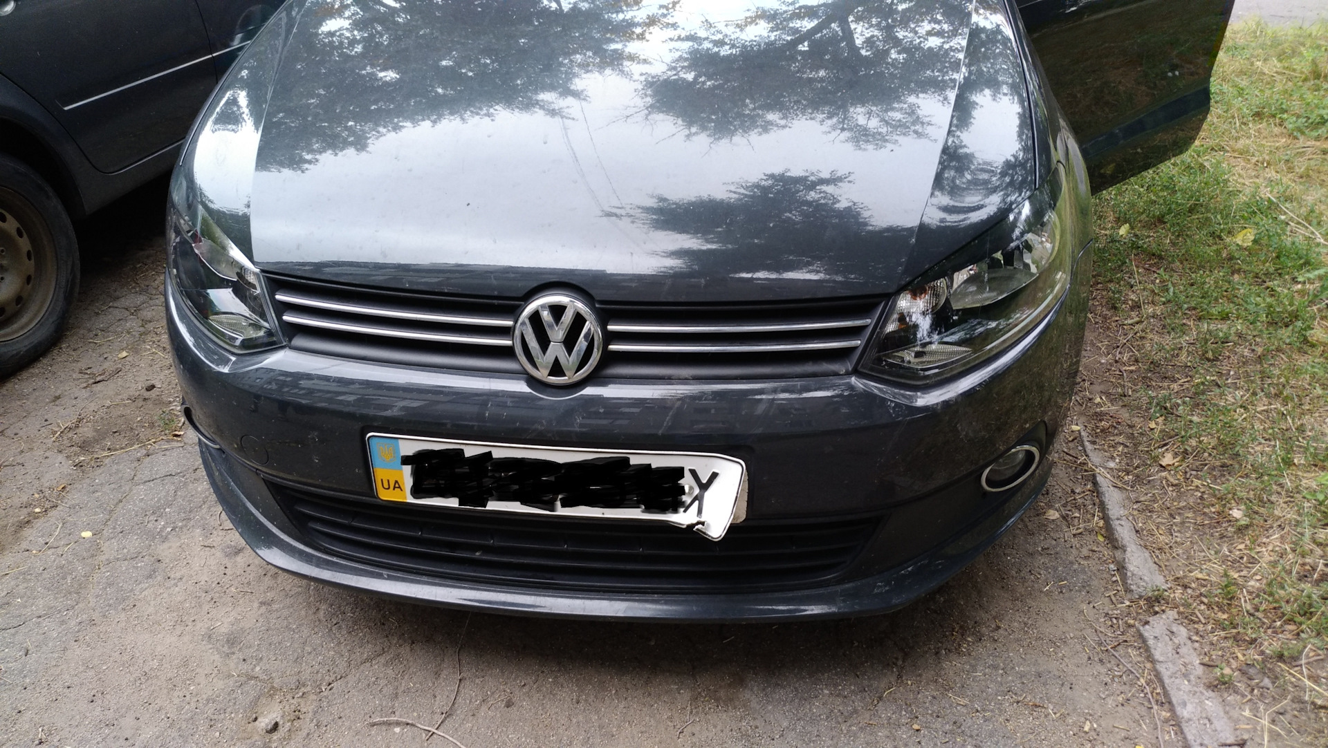 Вандалы и собаки — Volkswagen Polo Sedan, 1,6 л, 2012 года | поломка |  DRIVE2