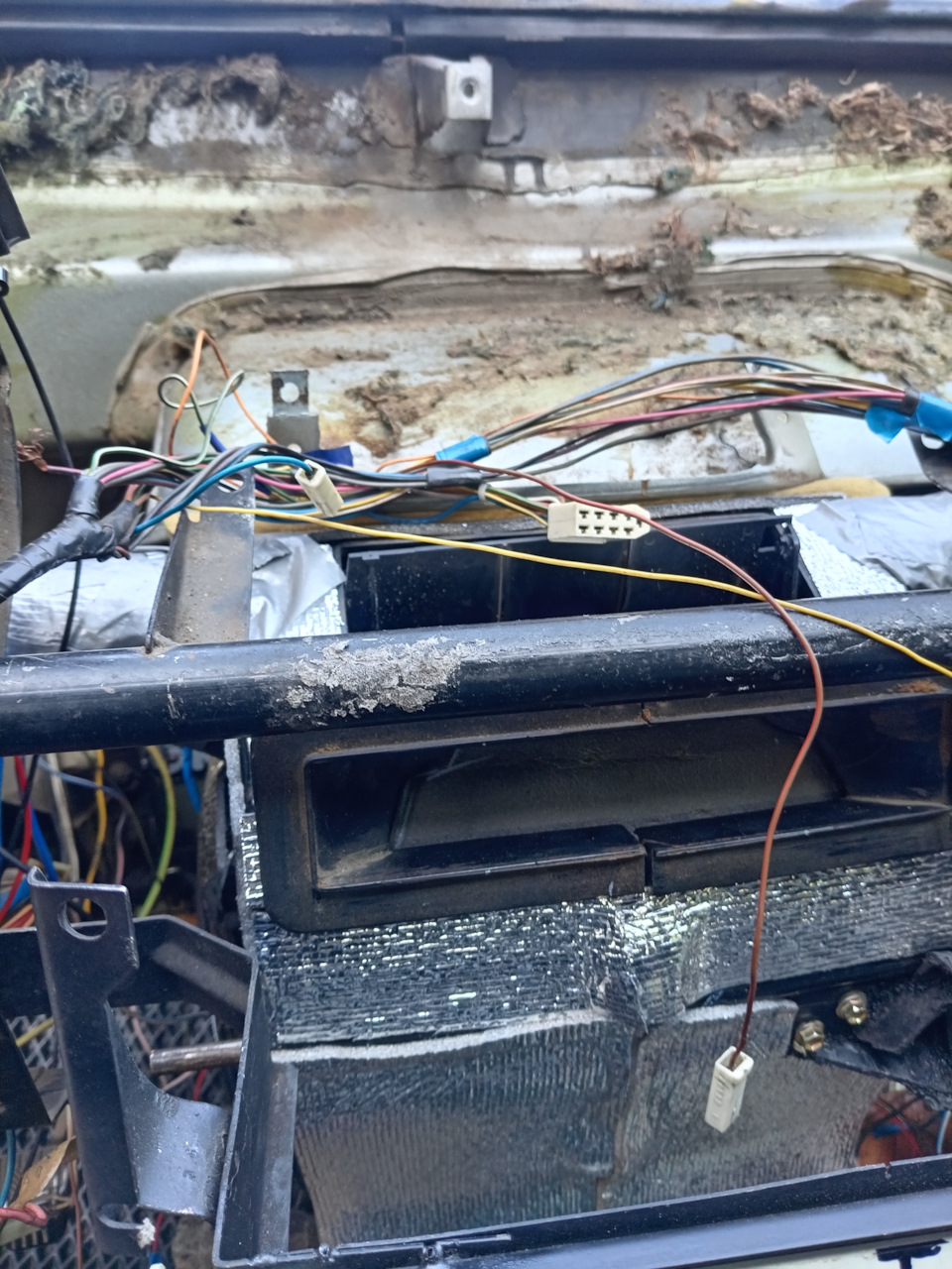 Заслонка в грудь закрыта. Открыта только на лобовое — Lada 2120 Надежда