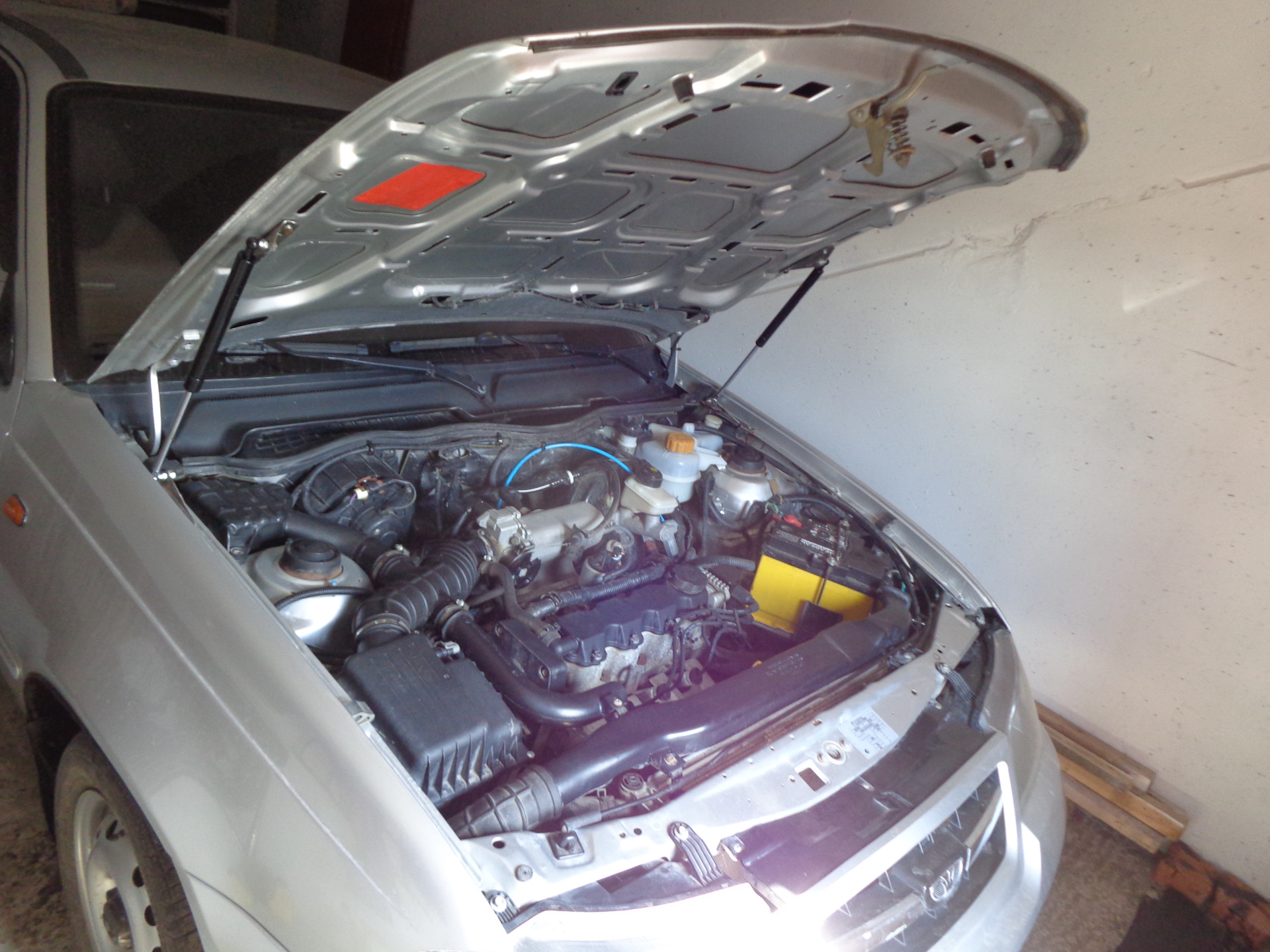 Упоры капота от ВАЗ 2112 — Daewoo Nexia (N150), 1,5 л, 2012 года ...