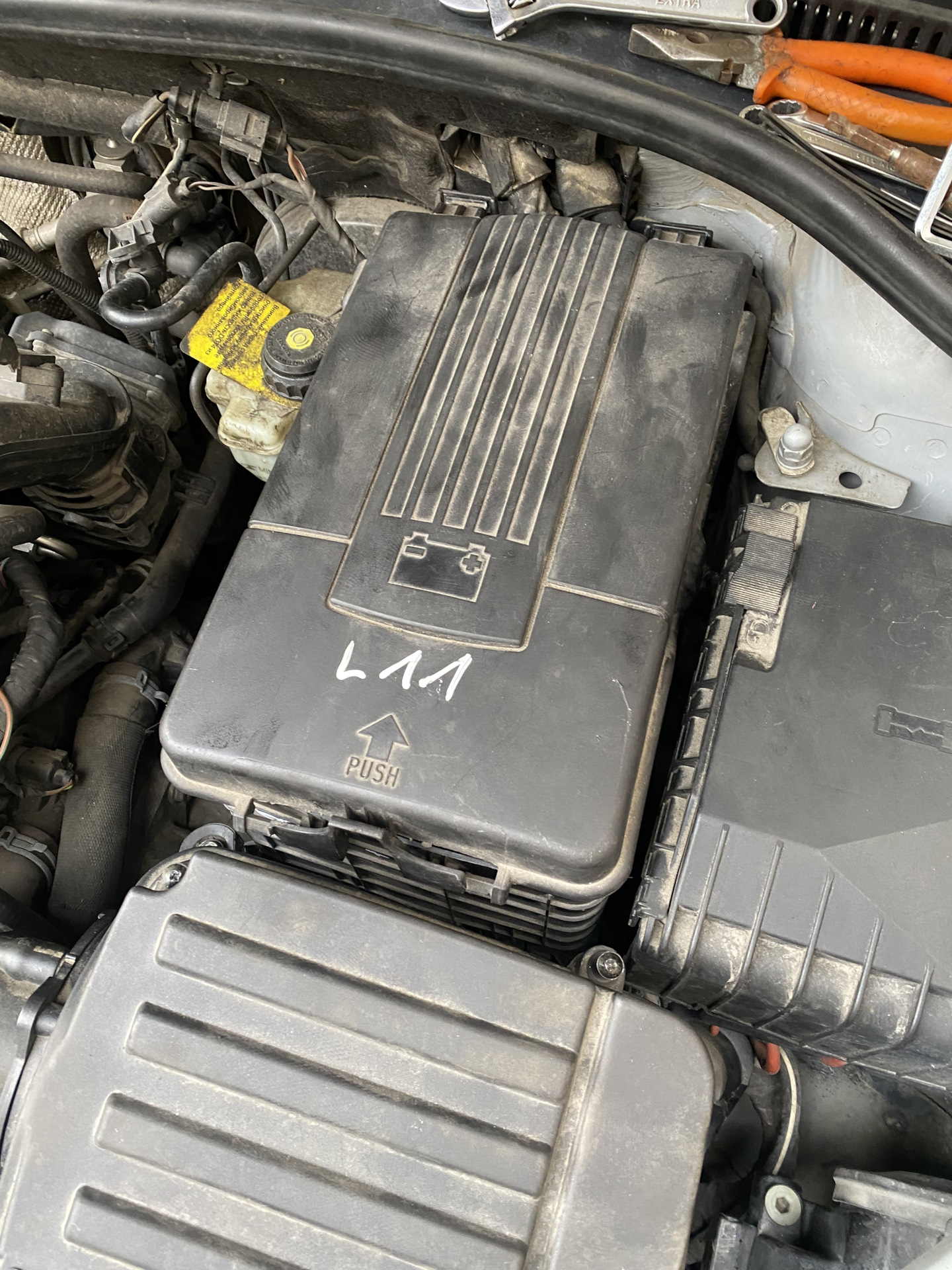 Новая подставка под аккумулятор — Volkswagen Golf Mk6, 1,4 л, 2012 года ...
