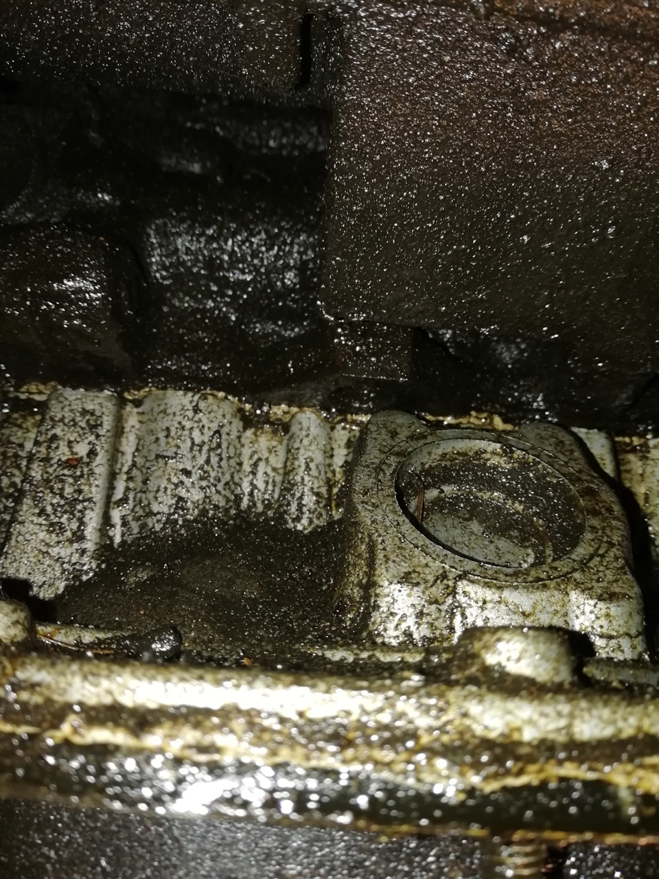 Идём далее по следам масла, оно же разбежалось по всем направления блока — Toyota Chaser (100)