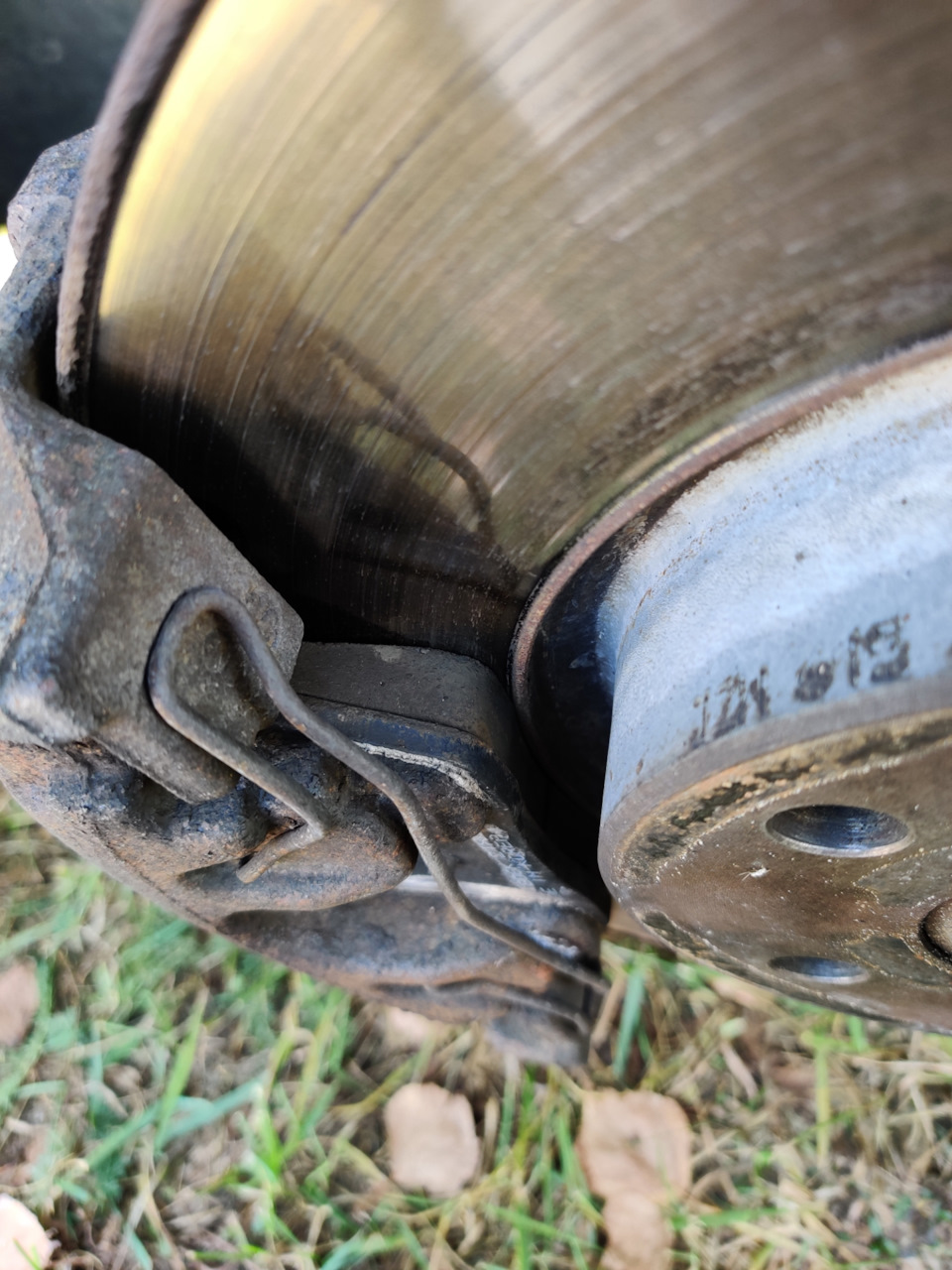 Хоть колодки в неплохом состоянии, менять я всё же их буду. — Volkswagen Passat B7