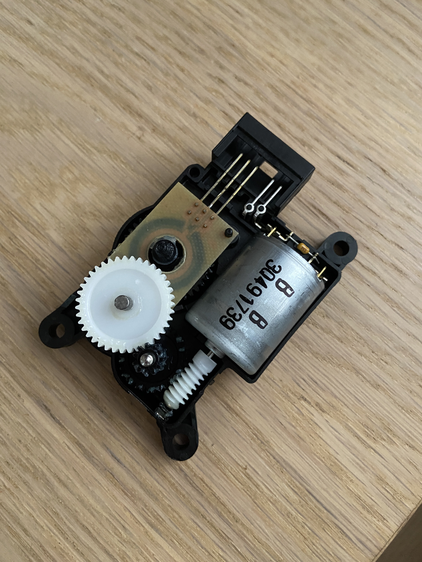 0501211805 ремкомплект сервопривода. Замена сервопривода. Моторчик крутится. Сервопривод заслонки печки e36. Замена сервопривода.