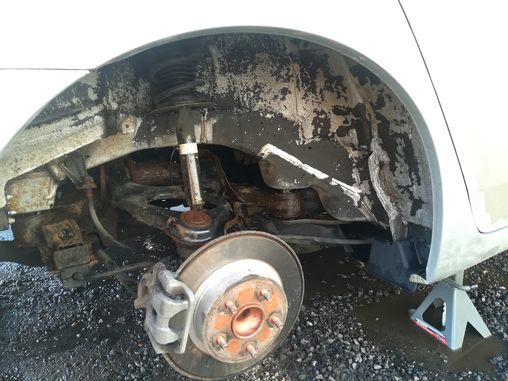 Установка задних подкрылков. Подкрылок задний рено дастер 2014. Установка задних подкрылков. Подкрылок задний renault logan 1. Задние подкрылки логан 1.