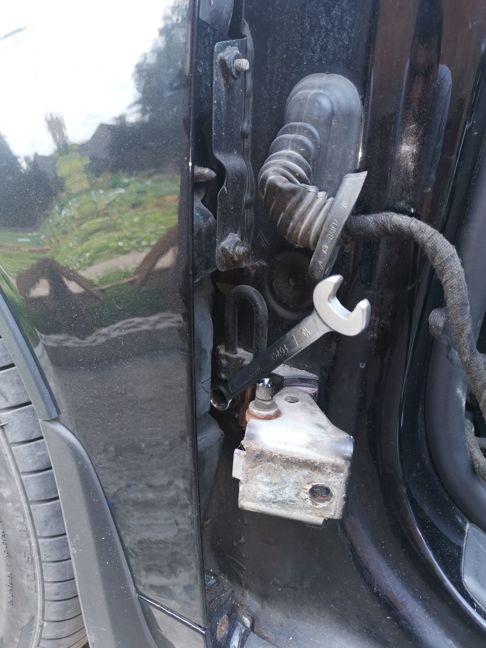 Замена петли водительской двери — Audi A4 Avant (B7), 2 л, 2007 года ...