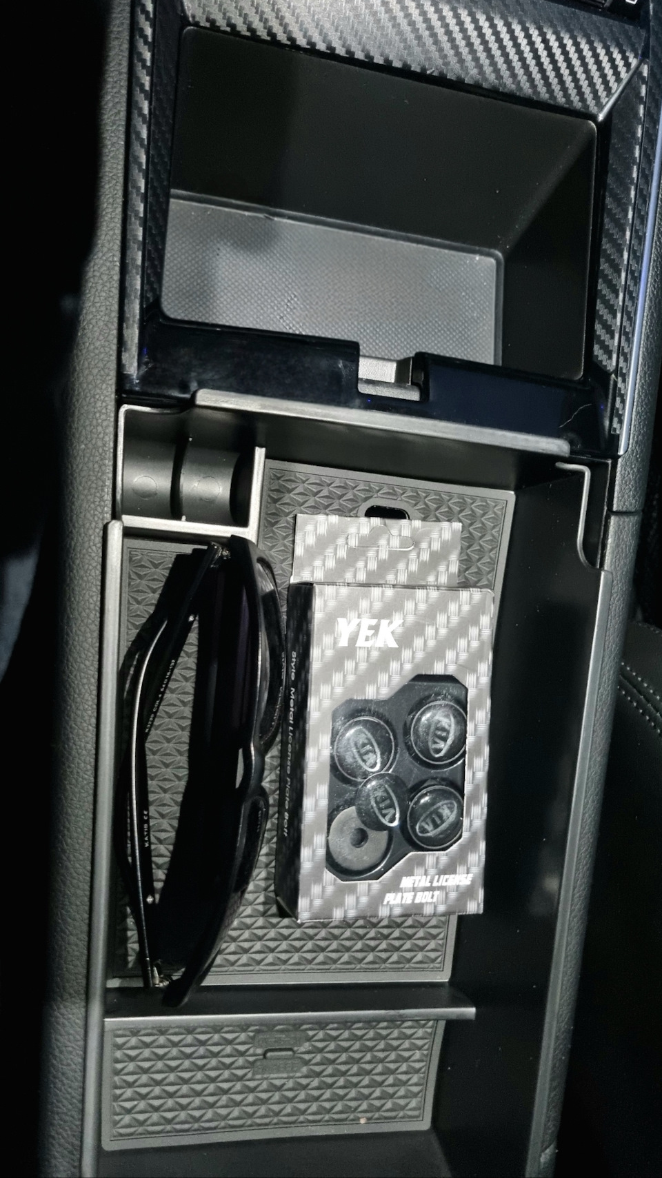 Так намного лучше. Докупил симпатичные гайки номерного знака, но пока не решил вопрос с задней левой шпилькой, поэтому просто вожу с собой. — KIA K5 (3G)