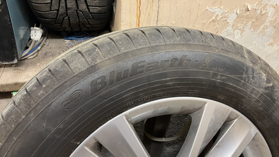Шины летние Yokohama 215/65 R17, литые диски Skoda 7Jx17 ET40 5x112 на ...